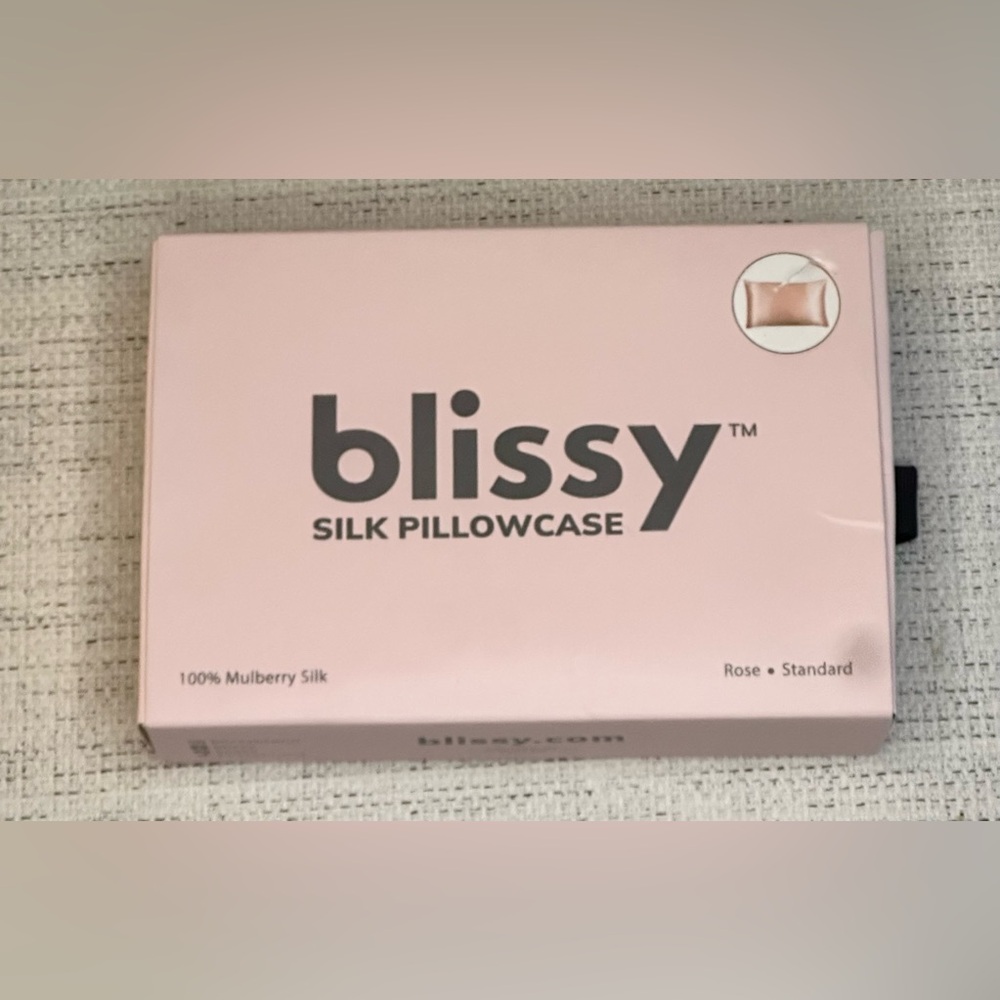 Blissy 22-Momme 100% Mulberry Silk Pillowcase in Rose Standard Size 20”x 26” - Picture 3 of 5